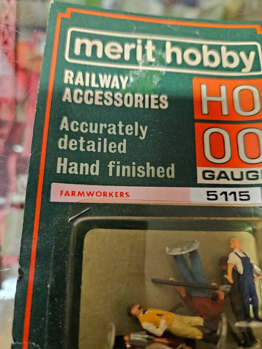 Hornby OO Gauge Farm Workers - Image 2