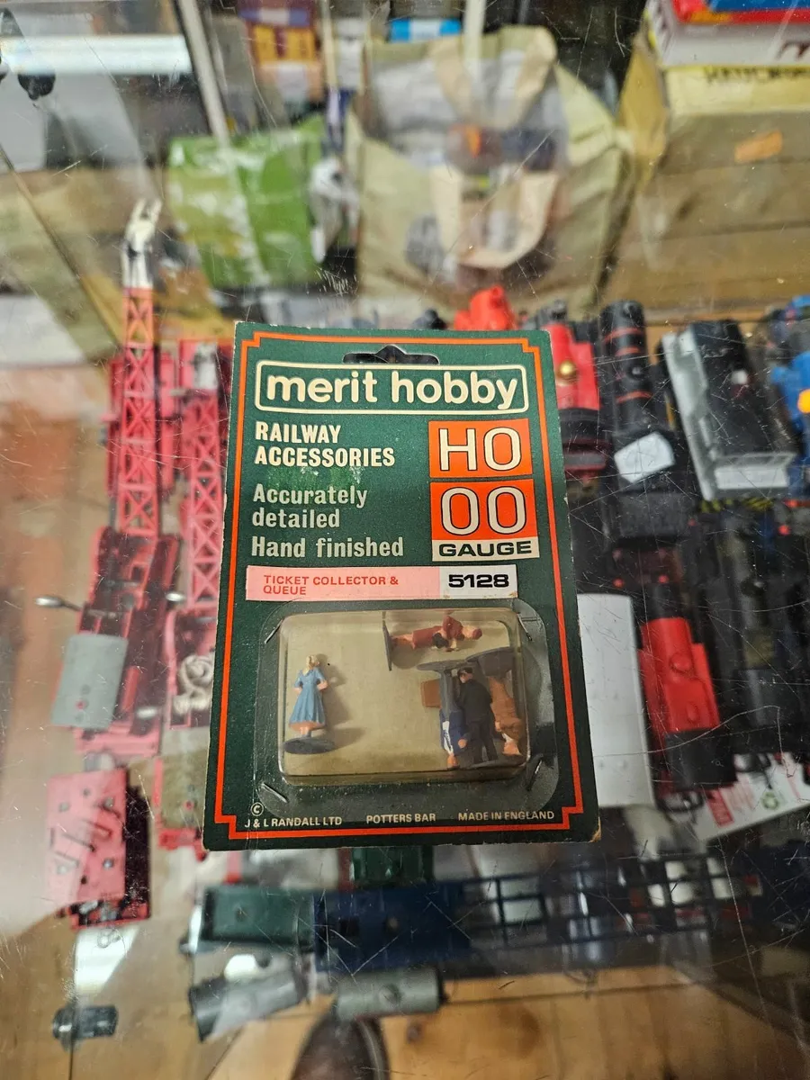 Hornby OO Gauge Ticket Collector and Que - Image 1