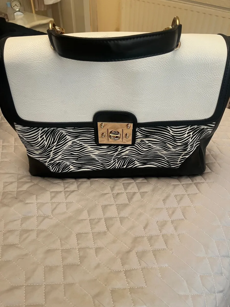 Stunning M&S Black & cream bag - Image 1