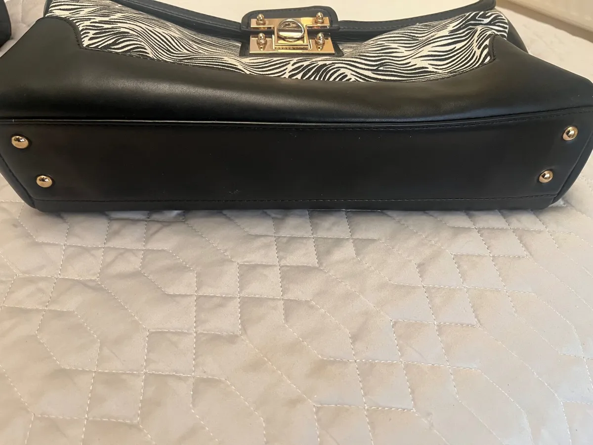 Stunning M&S Black & cream bag - Image 2