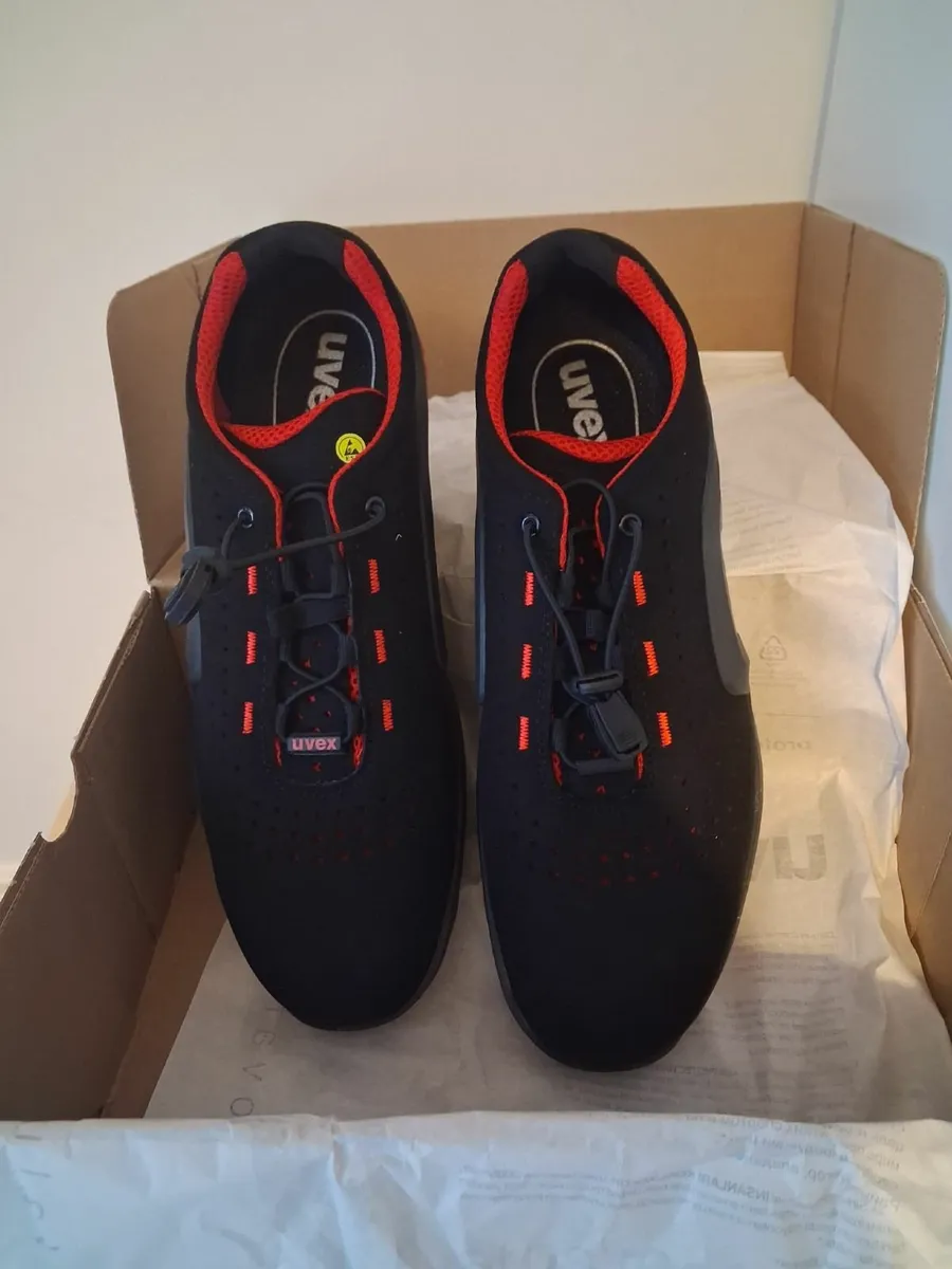 Safety boots - Image 1