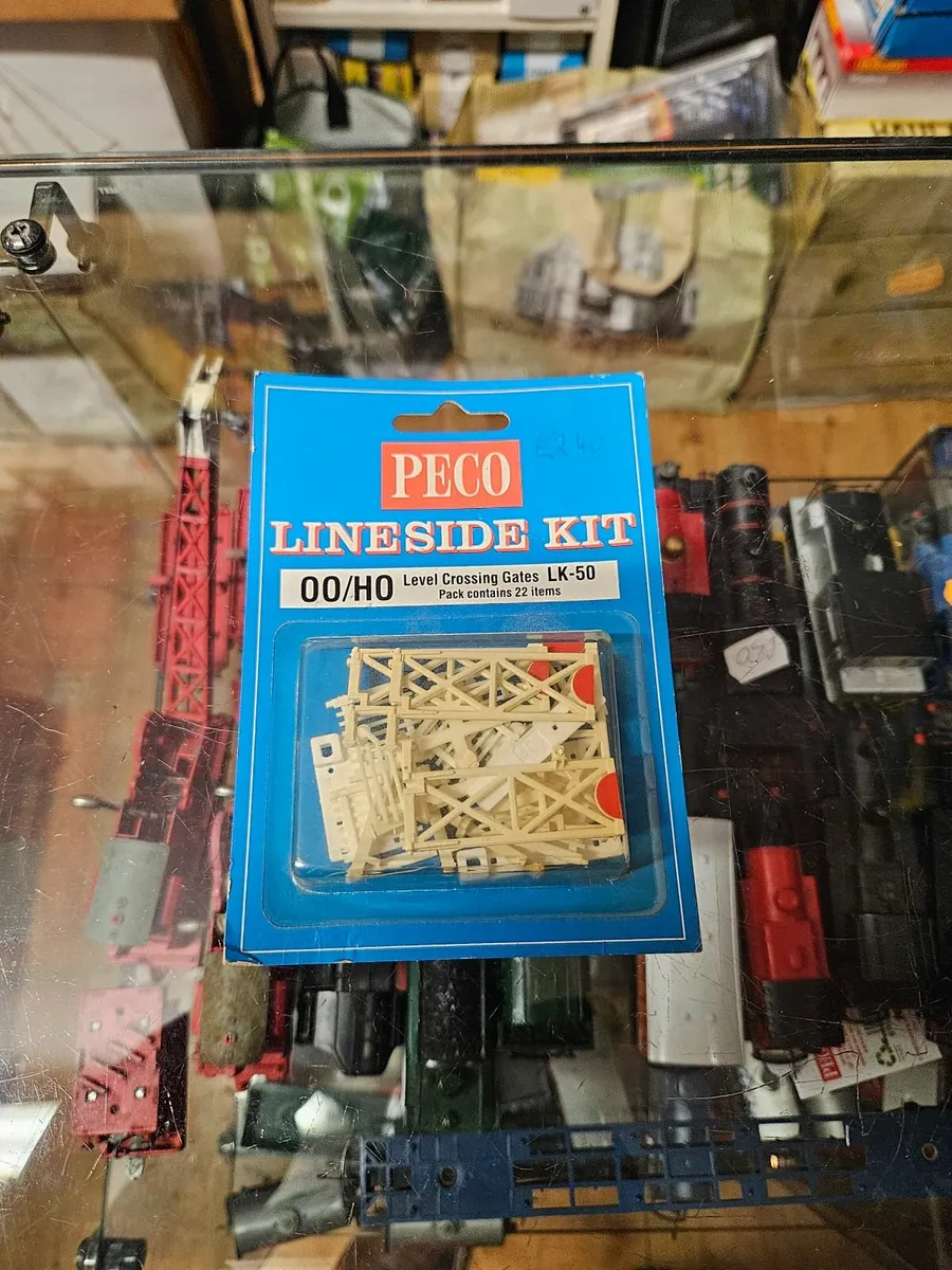 Hornby Peco OO Gauge Level Crossing Gates - Image 1