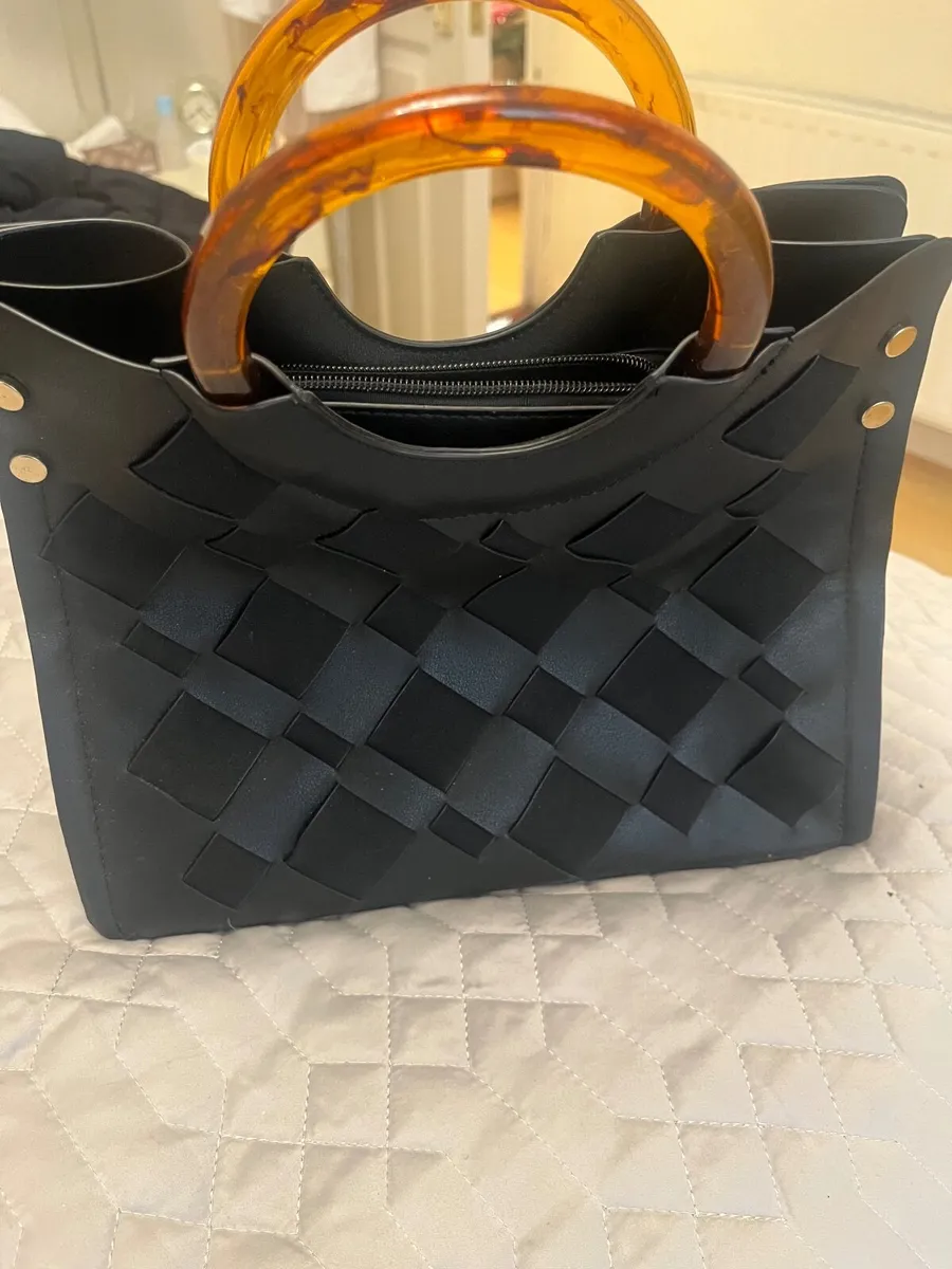 Brown handle black bag - Image 1