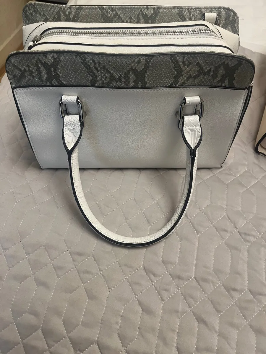 Lovely off white bag with leopard trip - Image 1