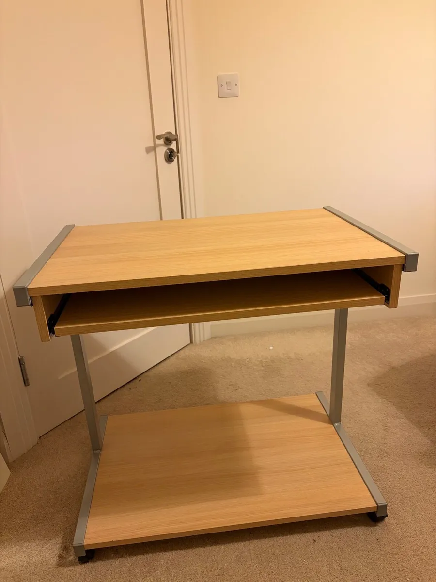 Computer workstation - Image 1