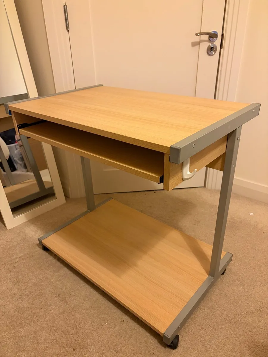 Computer workstation - Image 2