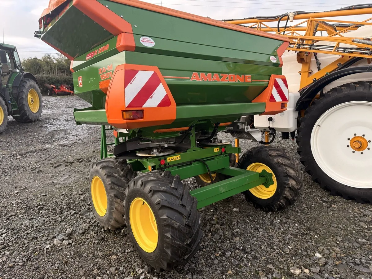 Fertiliser Spreader plus boggy - Image 1