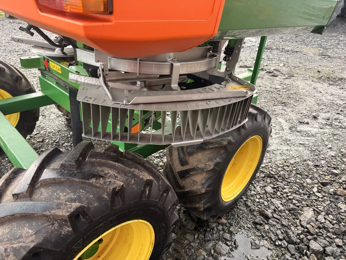 Fertiliser Spreader plus boggy - Image 4