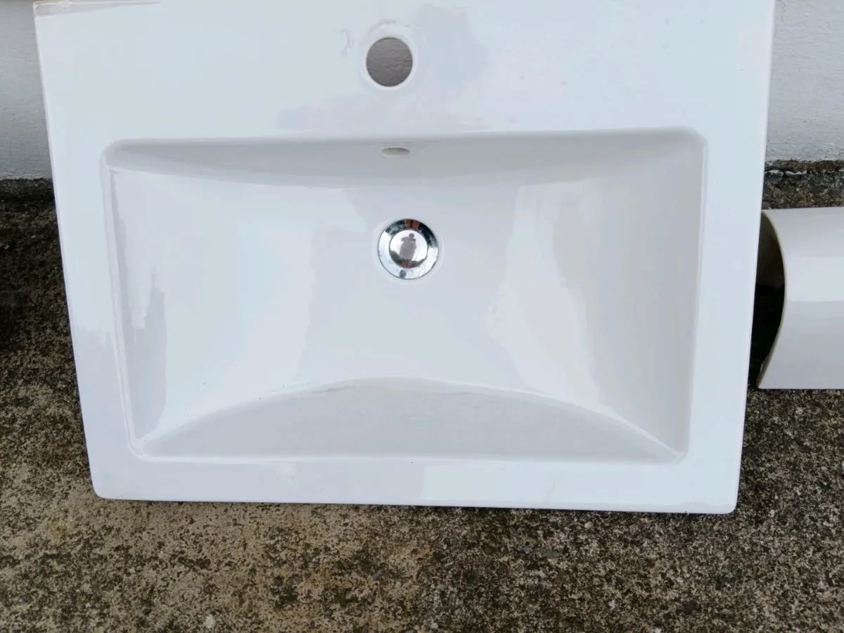 Sink and pedestal - Image 1