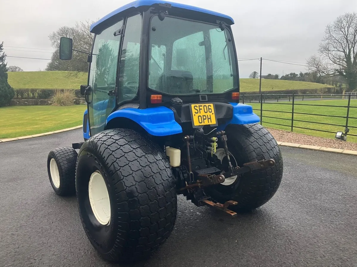 New Holland 4WD Tractor - Image 3