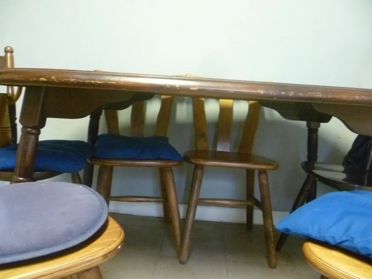 Kitchen table & 6 chairs (4 matching 2 not) - Image 2