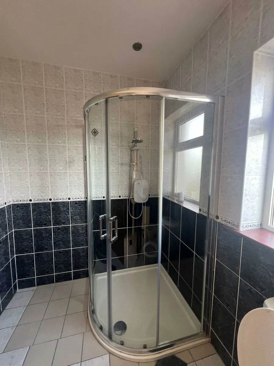 Bathroom accesories - Image 1