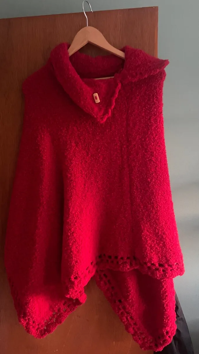 Women’s red cape - Image 1