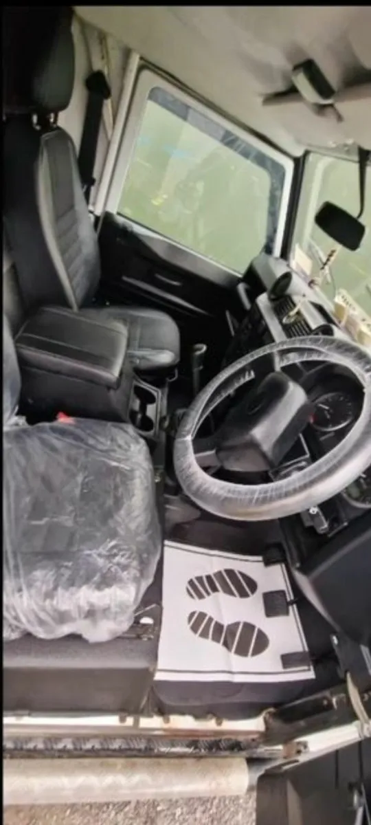 Land Rover Defender 2012 - Image 4