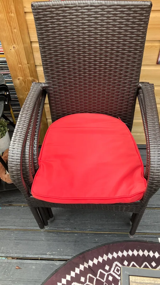 Roound Rattan Garden Table and chairs - Image 1