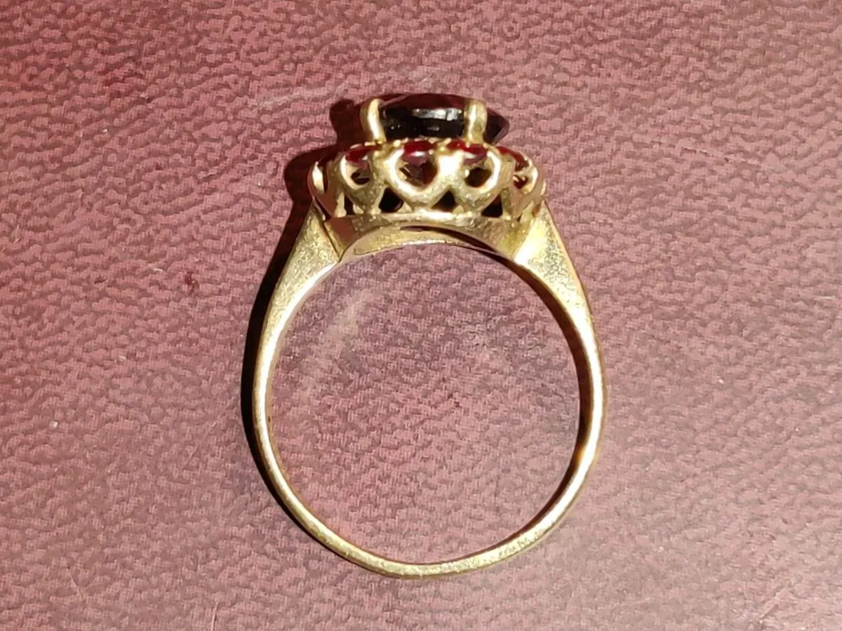 VICTORIAN OVAL GARNET, 9CT THICK Gold Dress Ring ! - Image 2