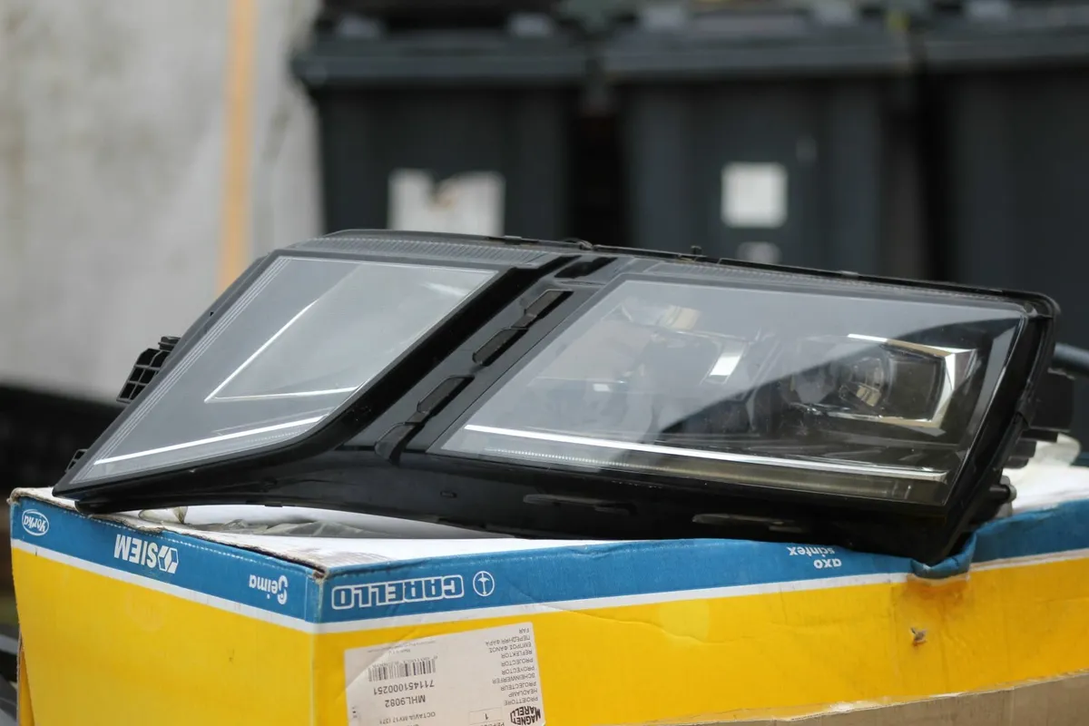 XENON HEAD LIGHT - Image 1