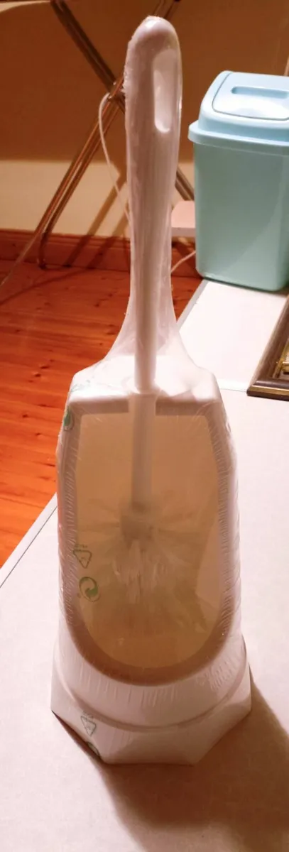 White Toilet Brush & Holder (brand New In Wrap). - Image 2