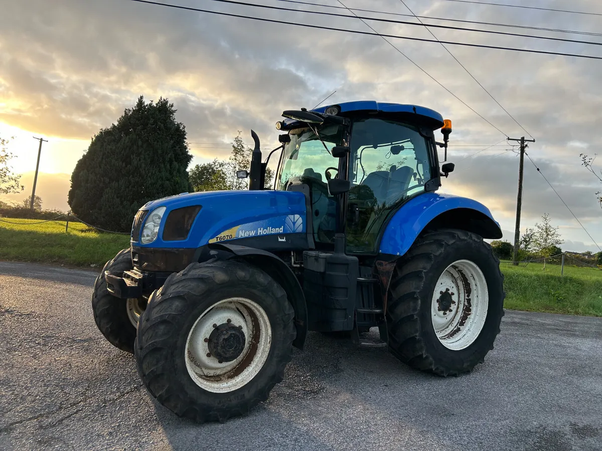 2009 New Holland T6070 - Image 1