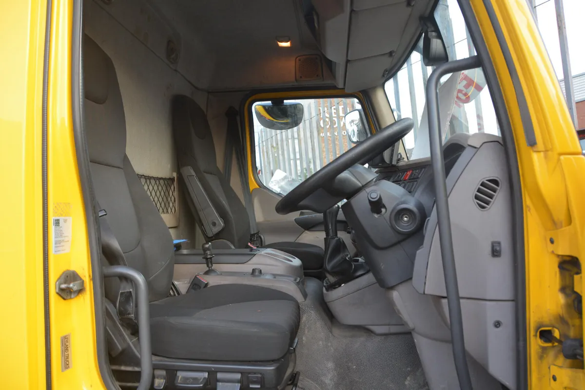 DAF LF 12 tonne GVW Fassi remote crane - Image 4