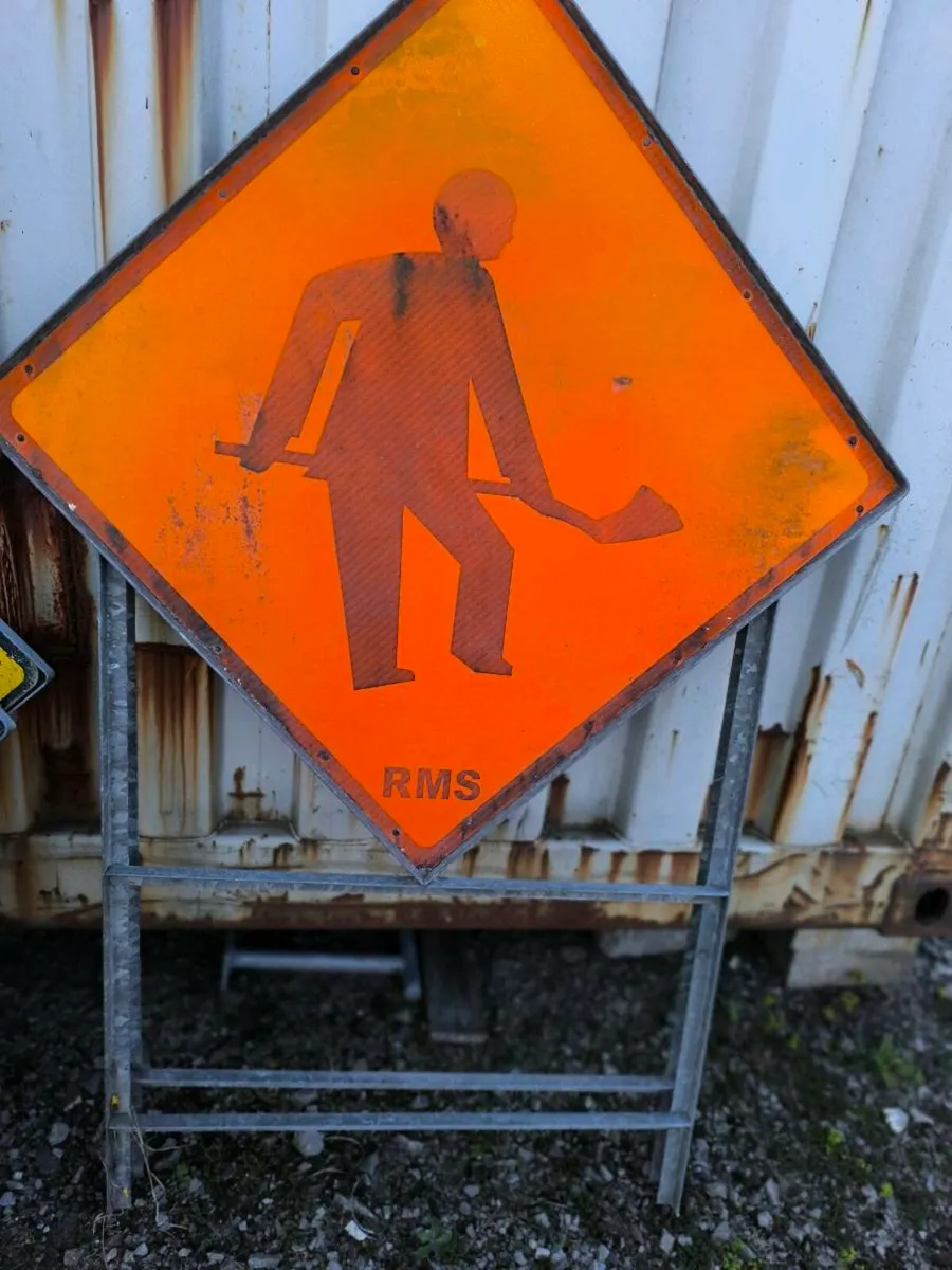 Steal road working signs - Image 4