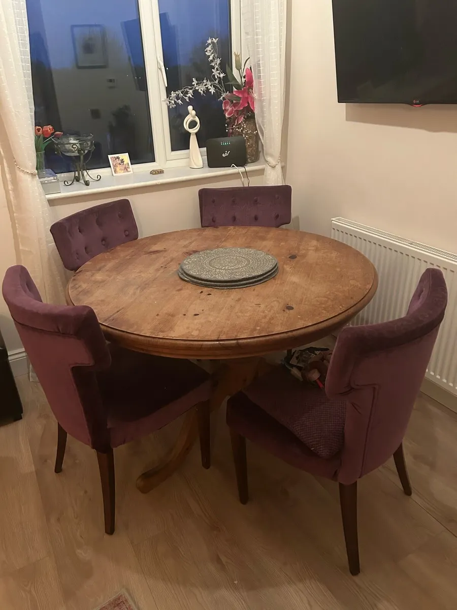 Round kitchen table - Image 1