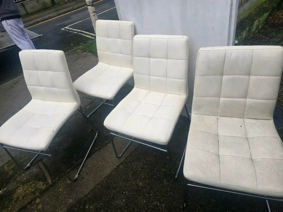 Table and chairs - Image 1