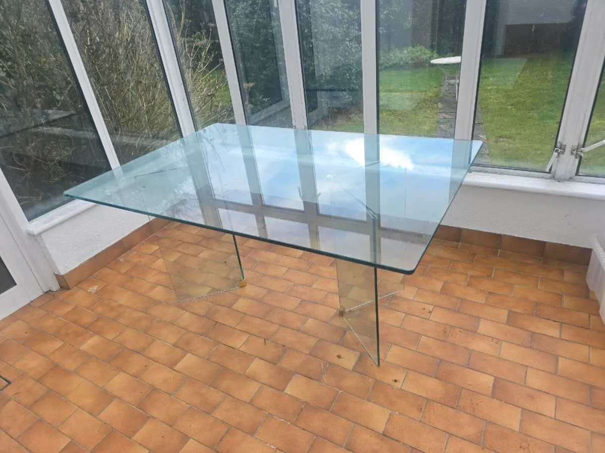 Table and chairs - Image 2