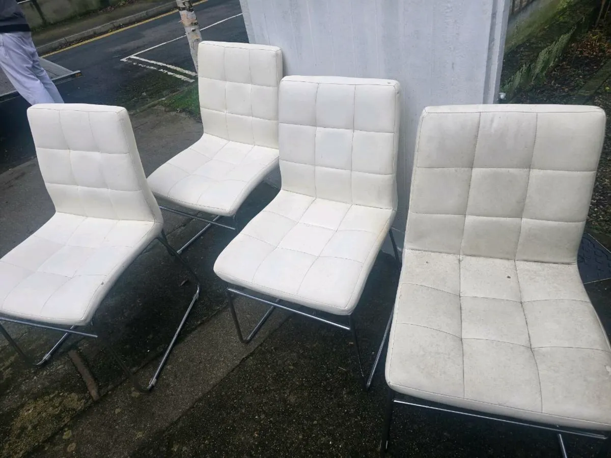 Table and chairs - Image 3