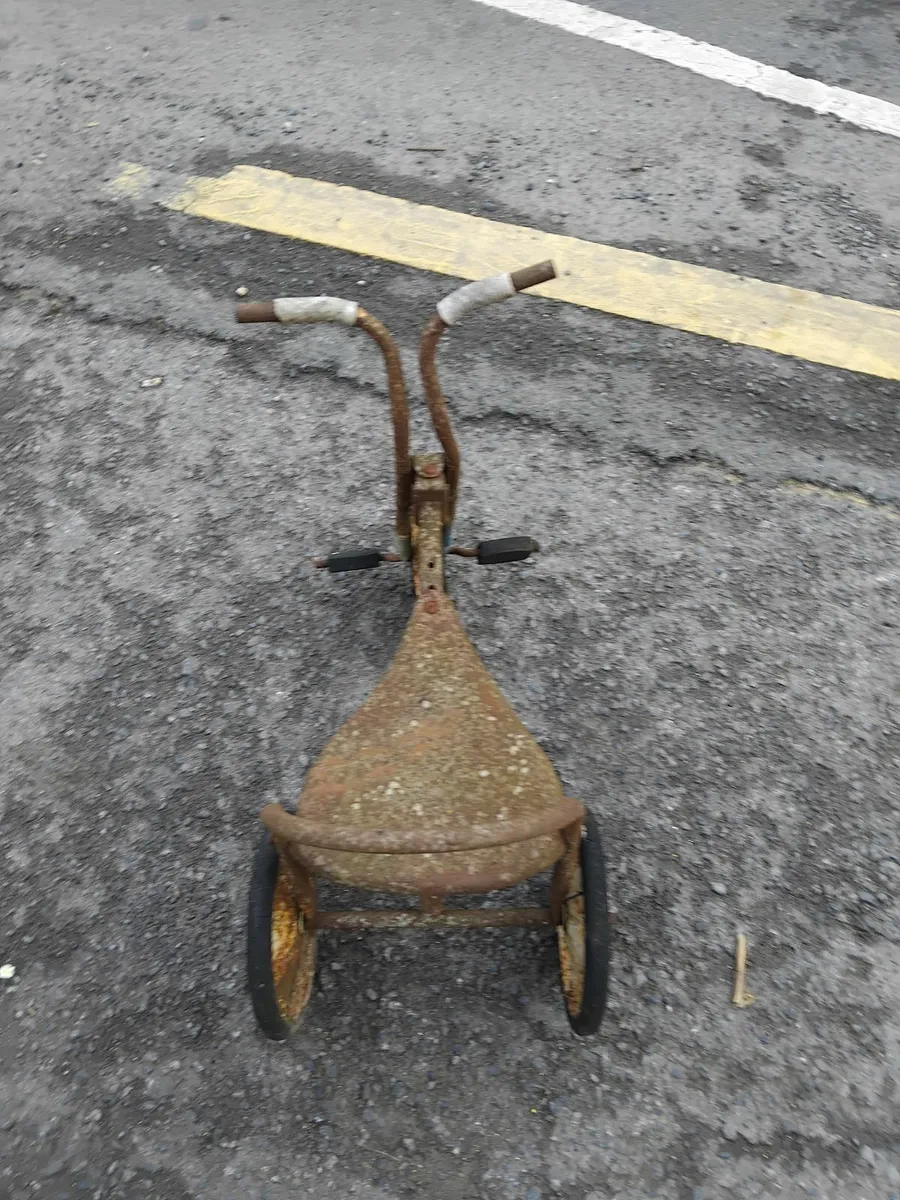 Very old tricycle priced 50e - Image 3