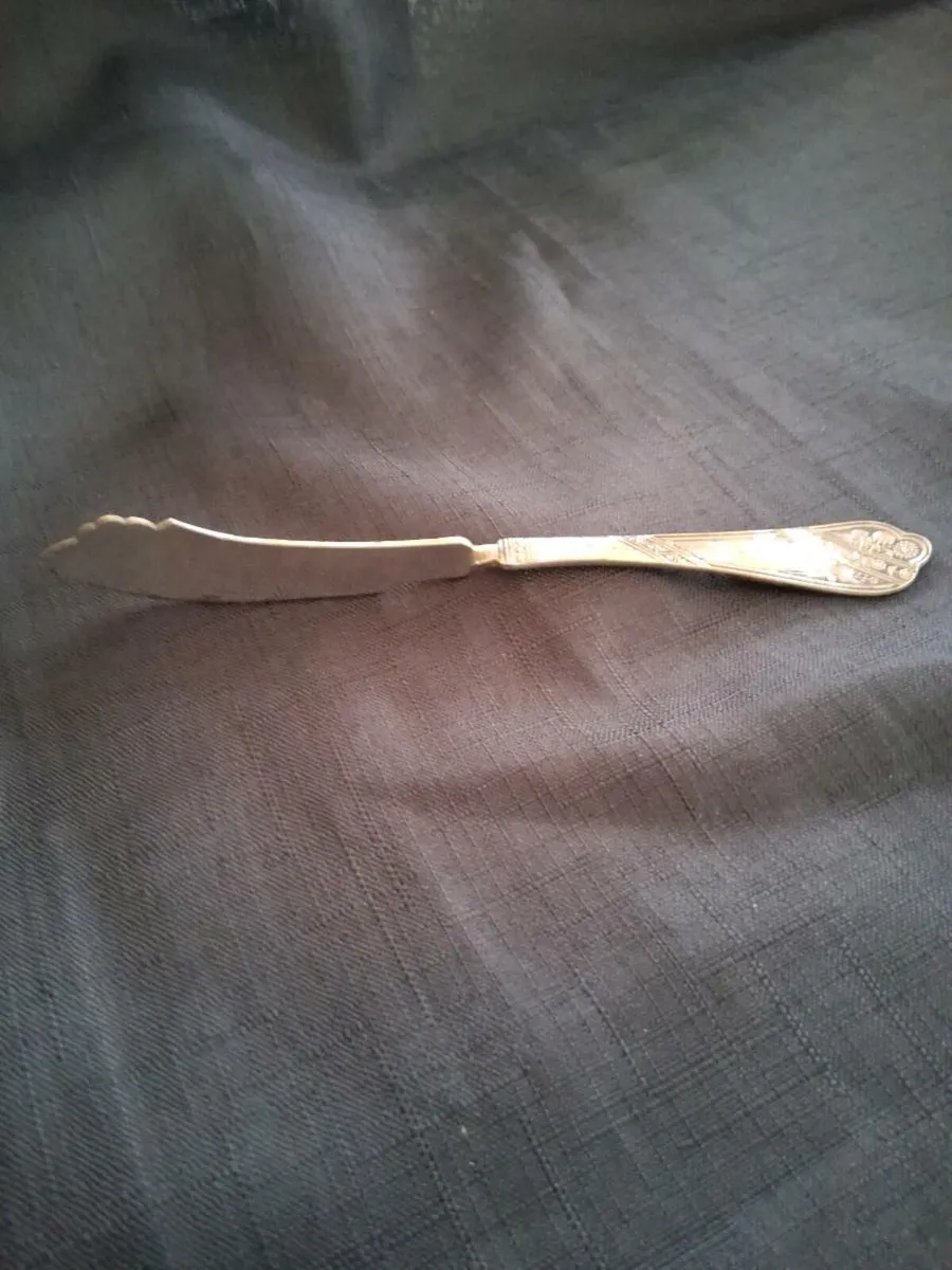 Old Scalloped Butter/Fish Knife - Image 1