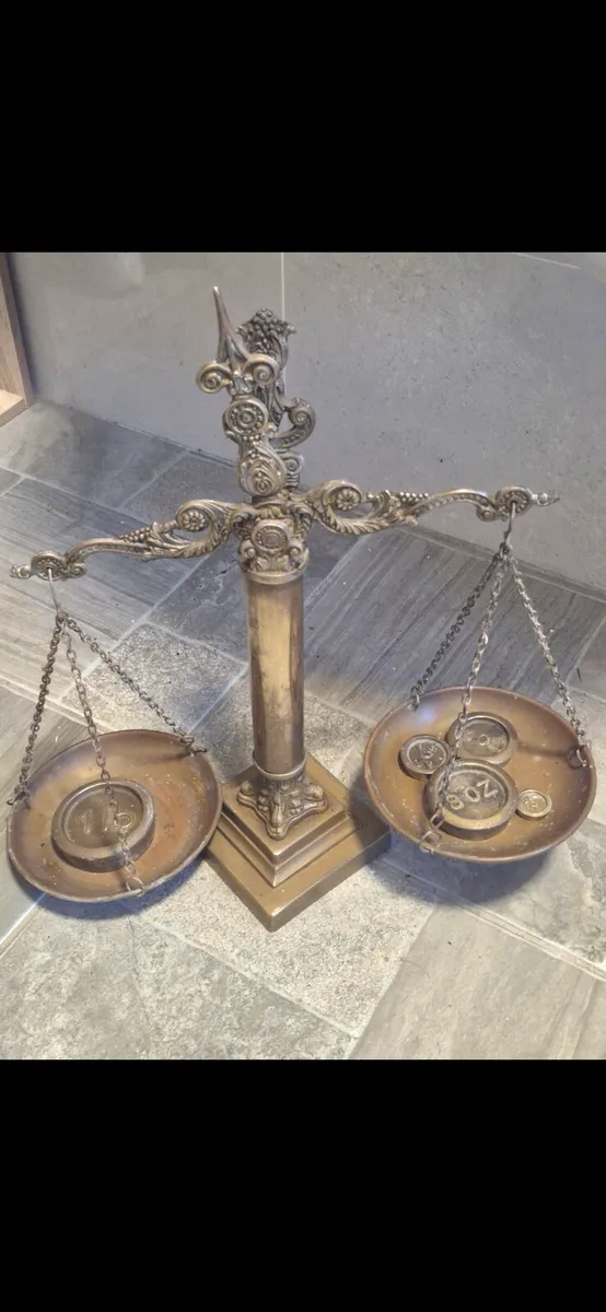 Weighing scale and French horn - Image 1