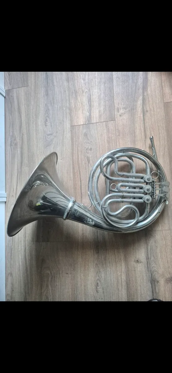 Weighing scale and French horn - Image 2