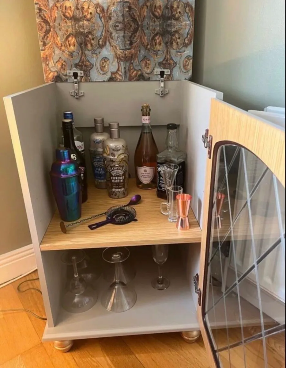 Entertainment cabinet (drinks/vinyl) - Image 1