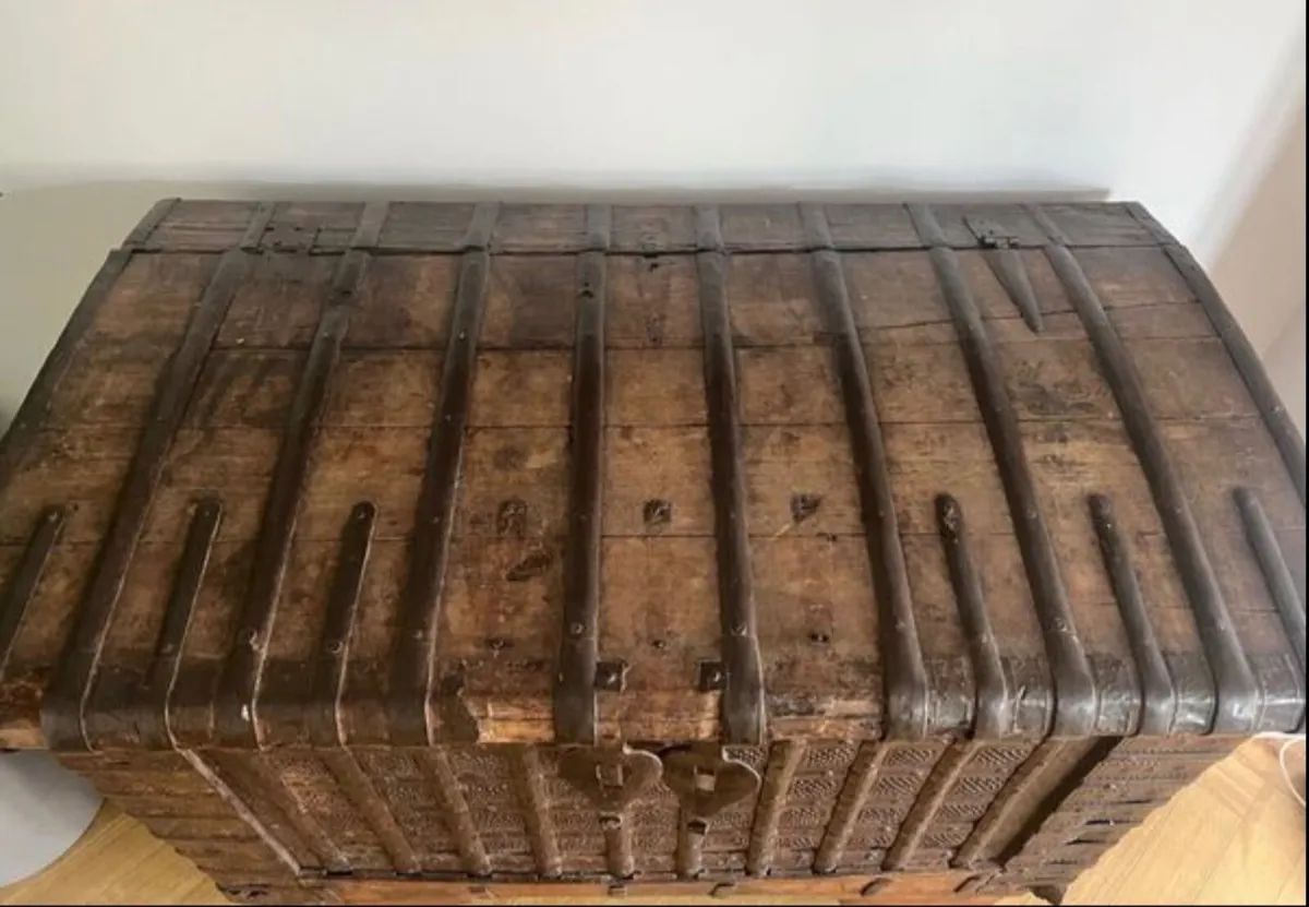 Antique chest - Image 3