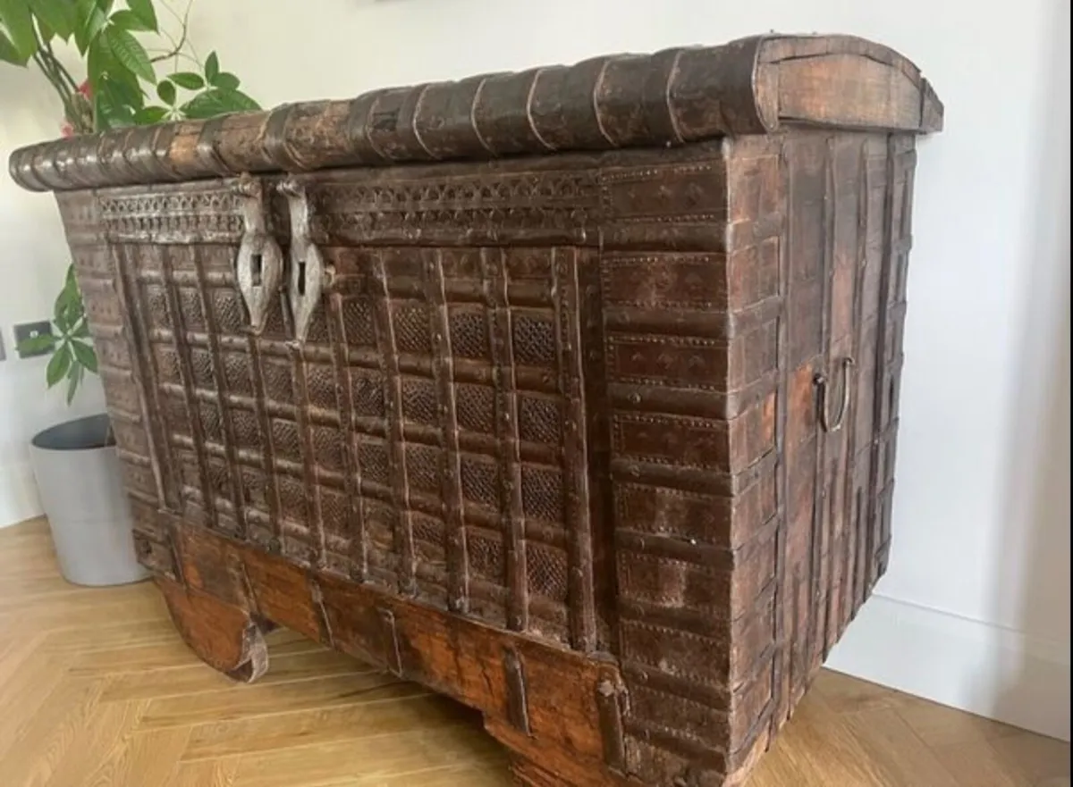 Antique chest - Image 4