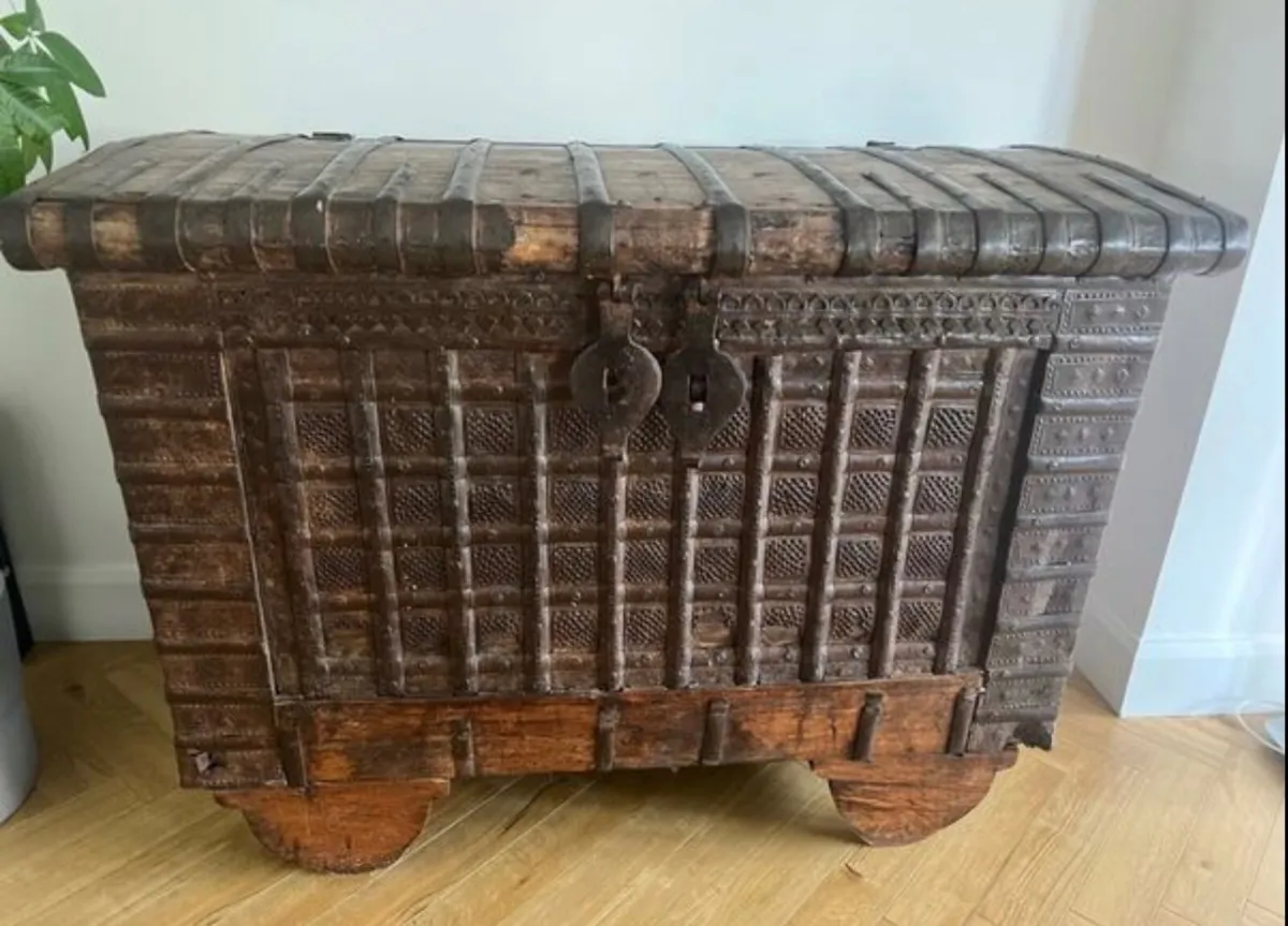 Antique chest - Image 2