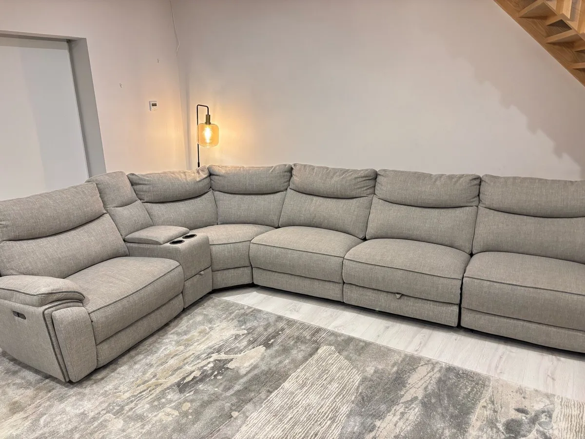 Corner Sofa in excellent condition - Image 1