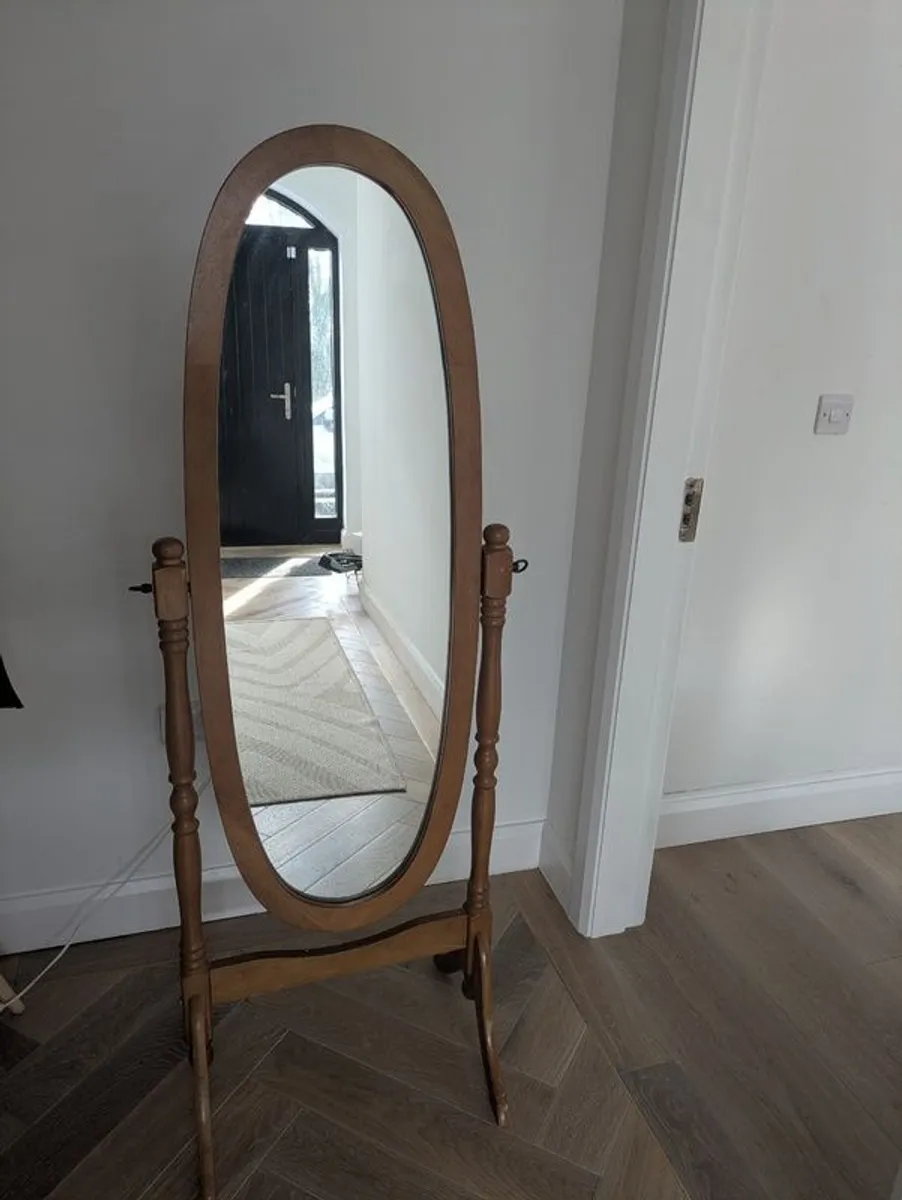 Free standing mirror