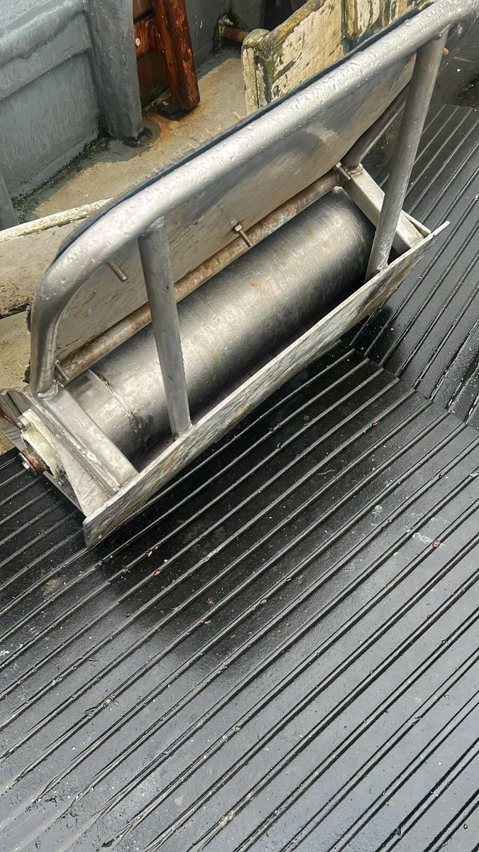 Gunnel roll pot - Image 3