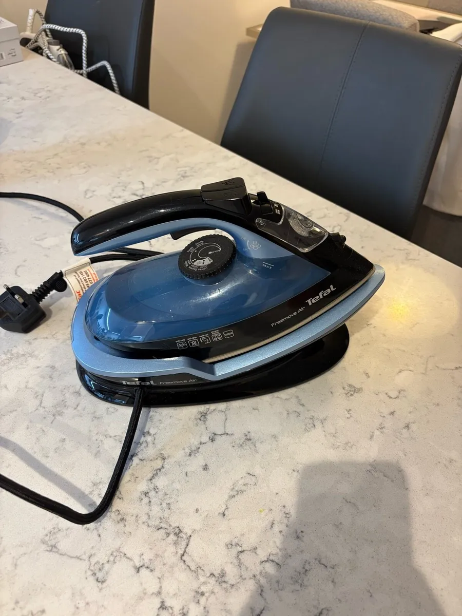TEFAL FREEMOVE AIR CORDLESS FV6520 STEAM IRON - Image 2