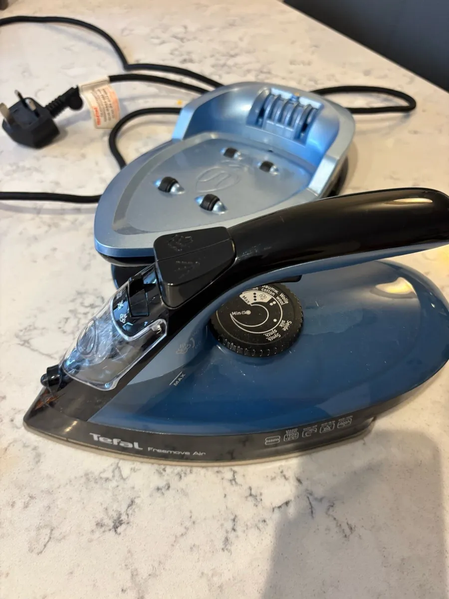 TEFAL FREEMOVE AIR CORDLESS FV6520 STEAM IRON - Image 3
