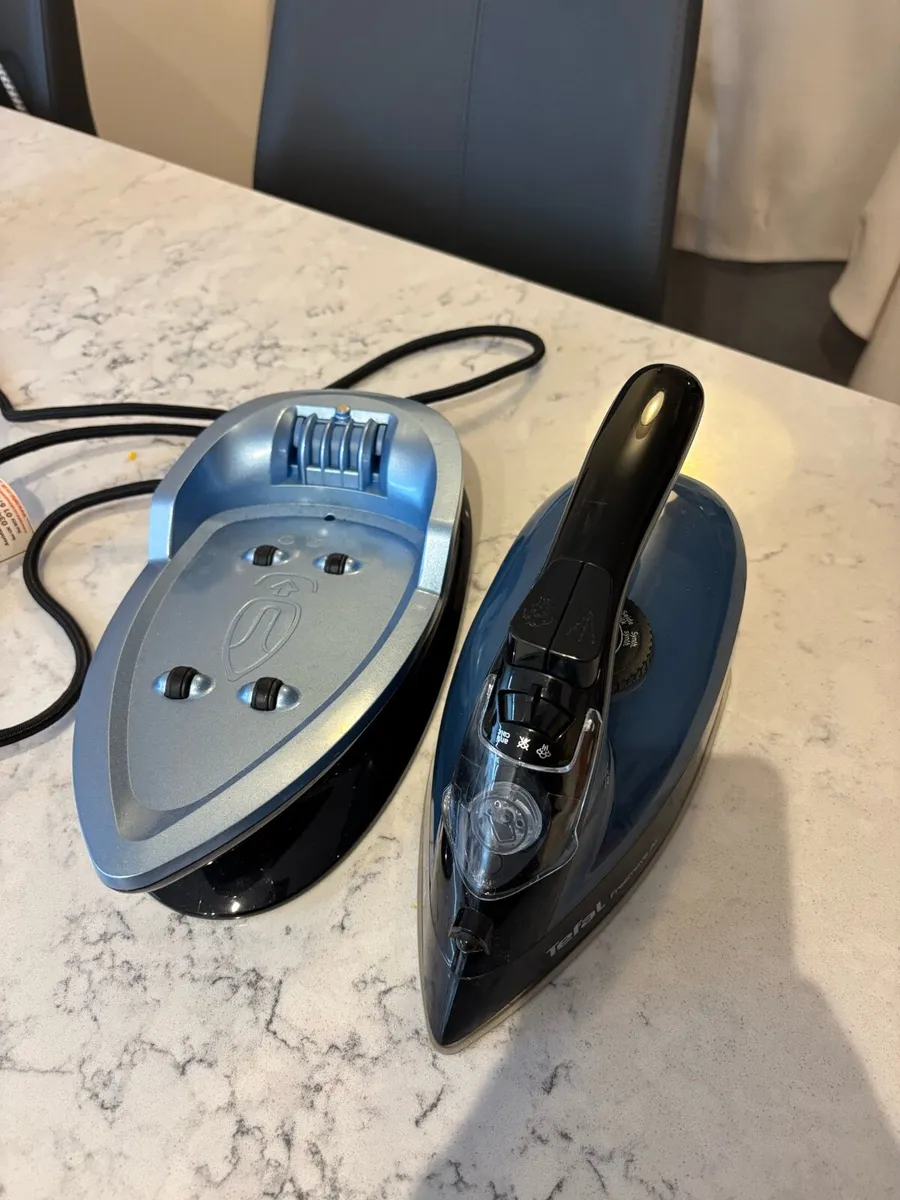 TEFAL FREEMOVE AIR CORDLESS FV6520 STEAM IRON - Image 4