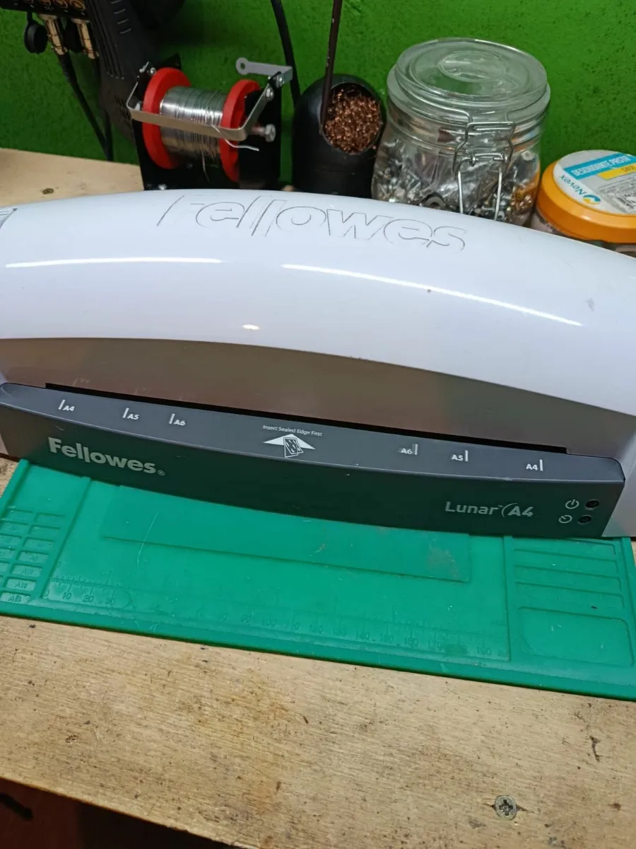 Fellowes  Lunar A4 - Image 1