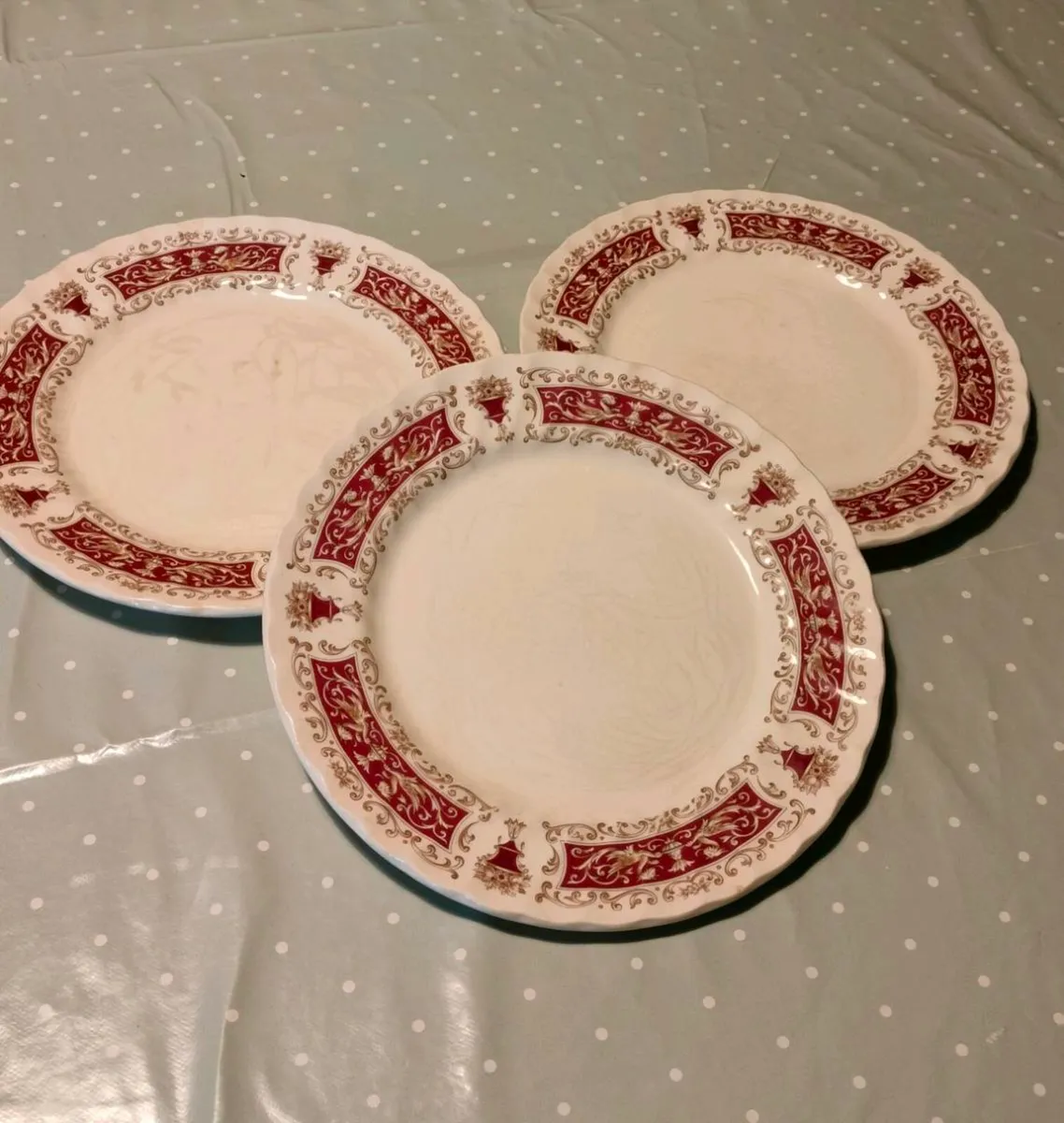 Myott Dinner Plates. Rialto maroon red, gold,
3 pl - Image 1