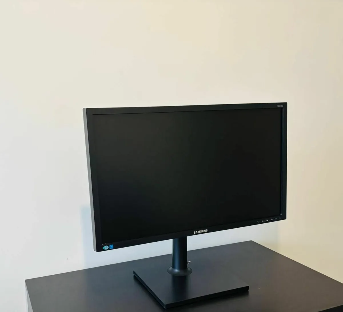 Samsung S24E450 24" LED Monitor - Image 2