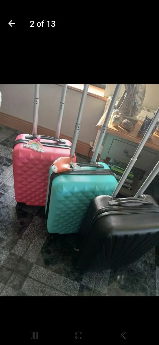 Hard shell suitcases x 3 - Image 1