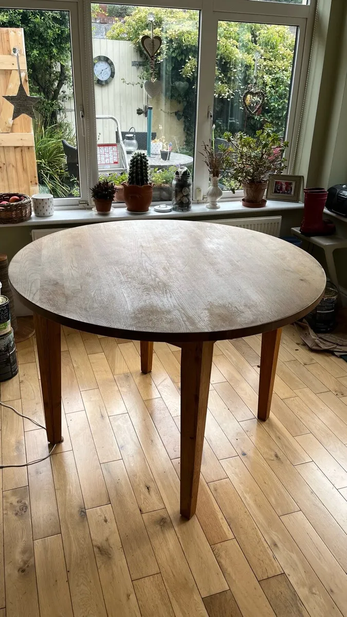 Solid oak circular kitchen table and 4 chairs - Image 1