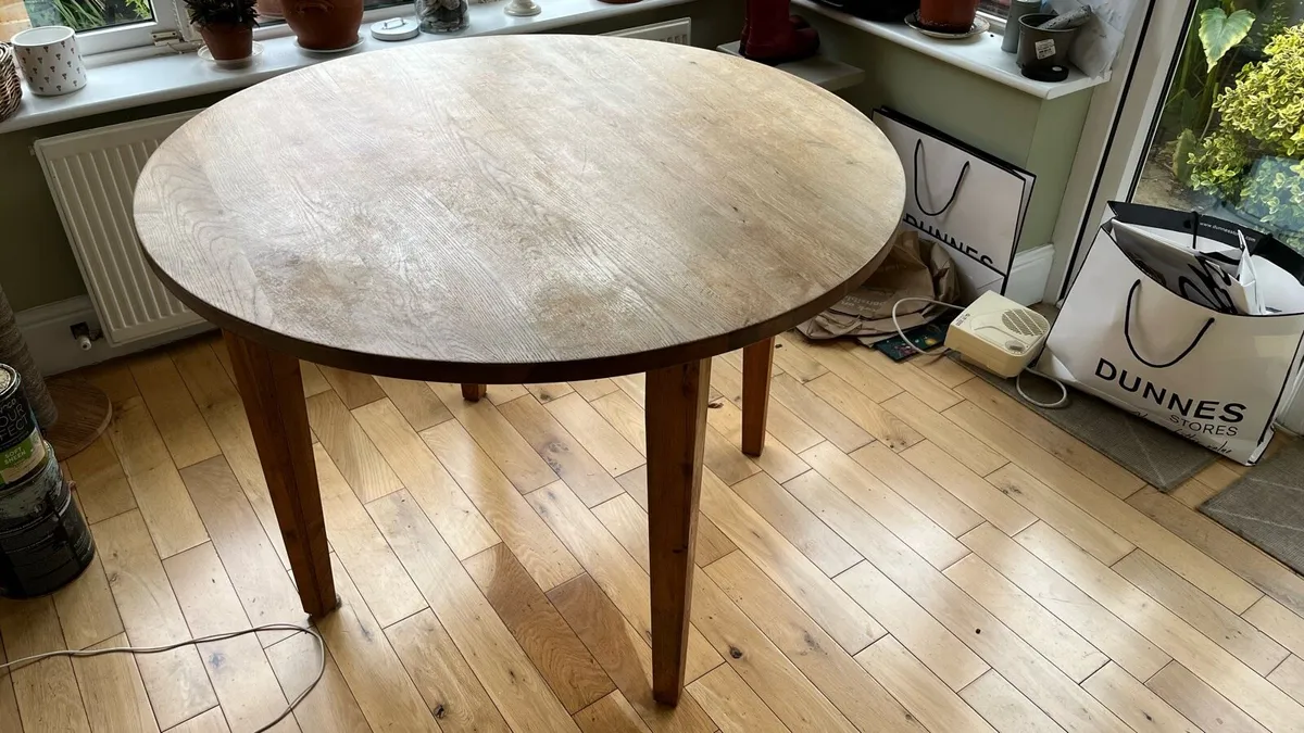 Solid oak circular kitchen table and 4 chairs - Image 2