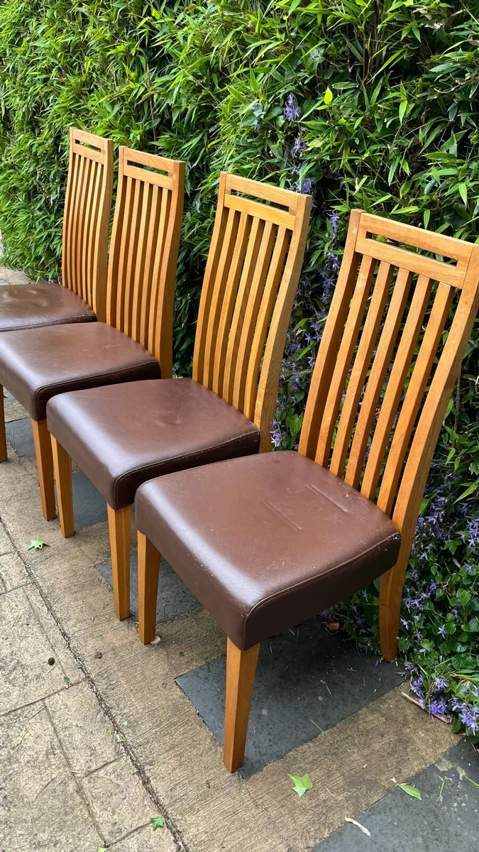 Solid oak circular kitchen table and 4 chairs - Image 3